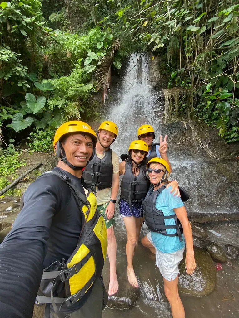 Petualangan Arung Jeram Singkat dengan Makan Siang