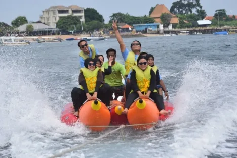 Bananan Boat Ride Splash In Tanjung Benoa Beach