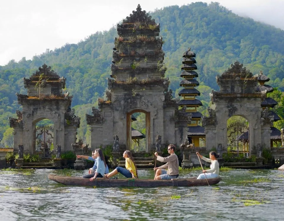 5 Hours Secret Lakes & Rainforest Trek